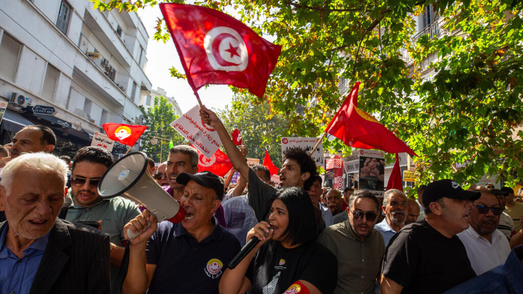 Tunisie: plusieurs milliers de personnes manifestent contre la hausse du coût de la vie et le recul des libertés