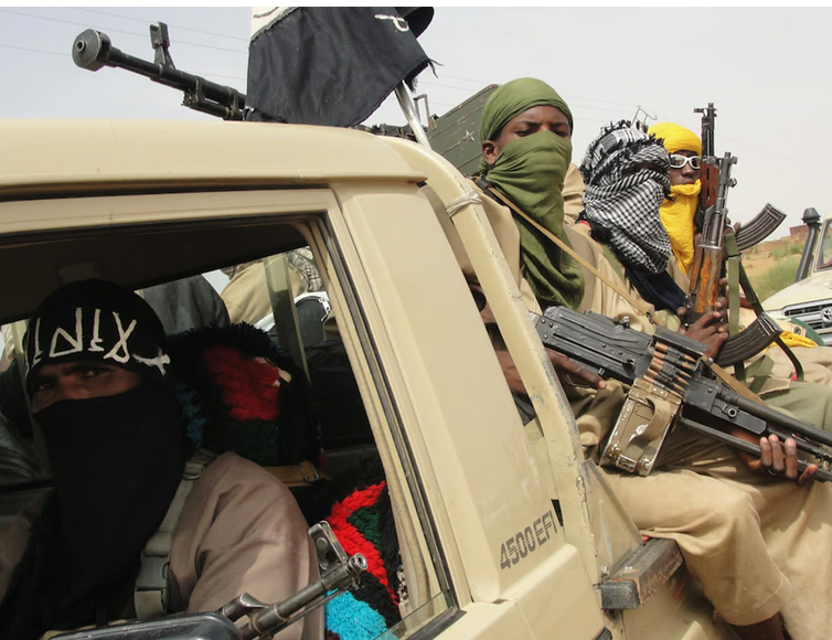 Mali: attaque à Mopti, poursuite du blocus jihadiste à Kayes et citernes incendiées à Sikasso