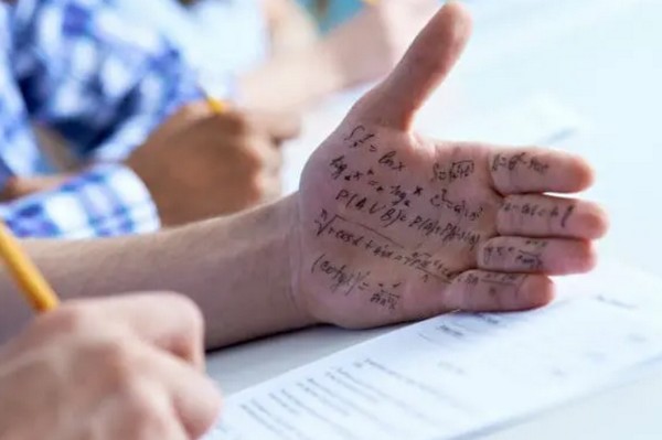 Trois élèves interpellés par la police dans le cadre d’une affaire de diffusion de réponses à l’examen du brevet