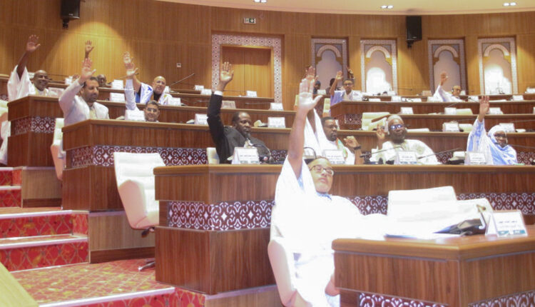 Scène de tension au Parlement entre deux députés lors d’une interpellation ministérielle