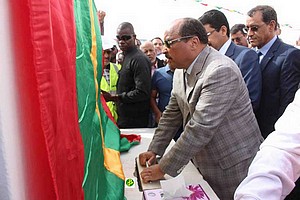 Le Président de la République pose la première pierre de la route Tamchekett –Zraviya 