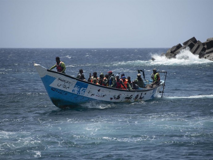 La Mauritanie freine en haute mer un bateau avec plus de 190 migrants, dont 17 mineurs.