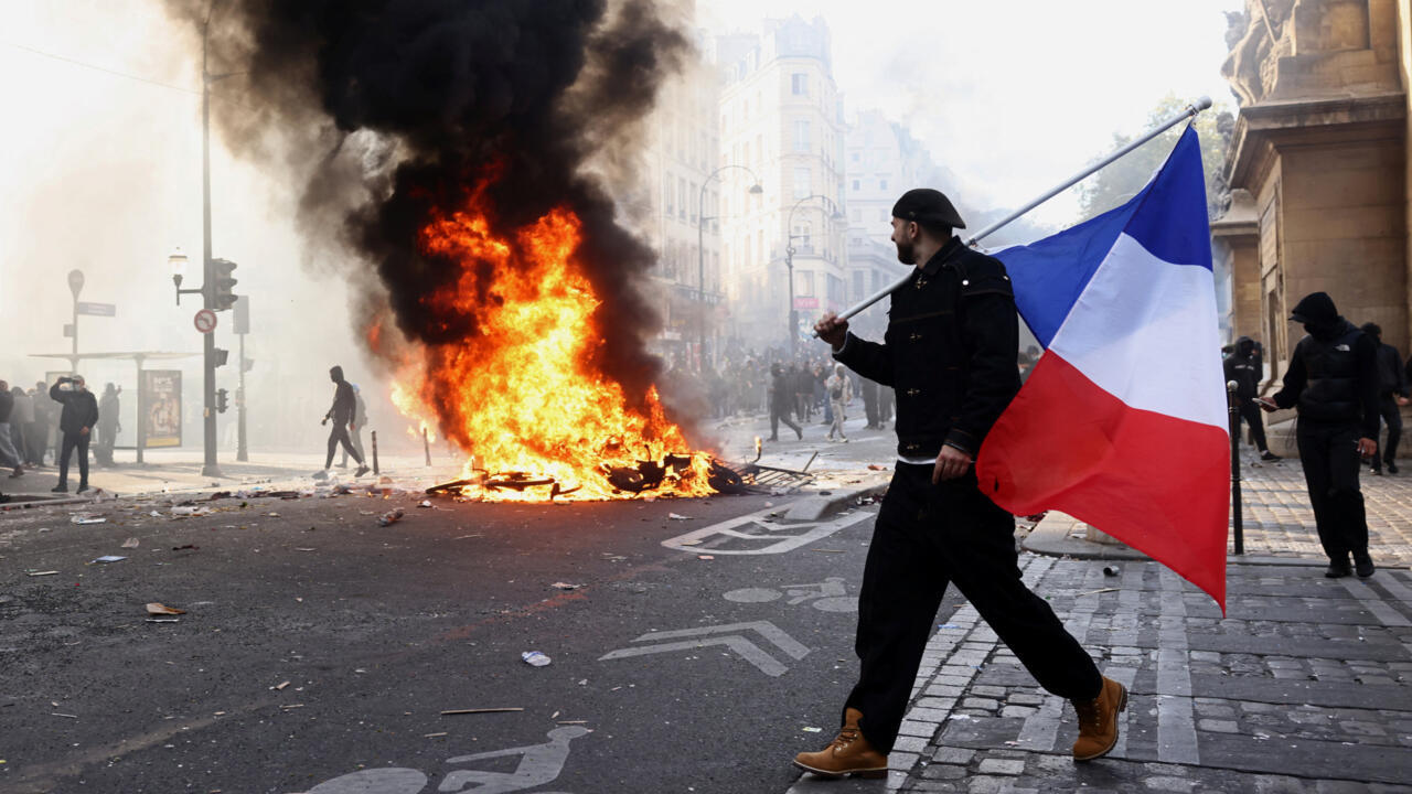 Violences en France : des couvre-feux annoncés à Paris, Lyon et Lille