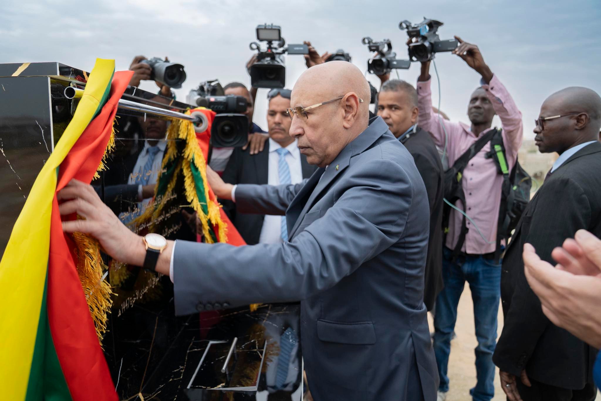 Le Président de la République pose la première pierre du projet de développement des lacs de Taazour à Tevragh Zeina et de Tarhil à Riyadh