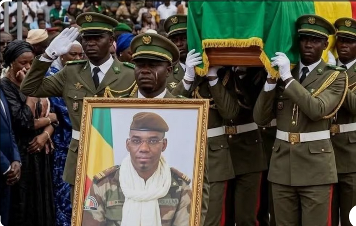 Au Mali, hommage sous haute sécurité au ministre de la Défense tué dans les attaques