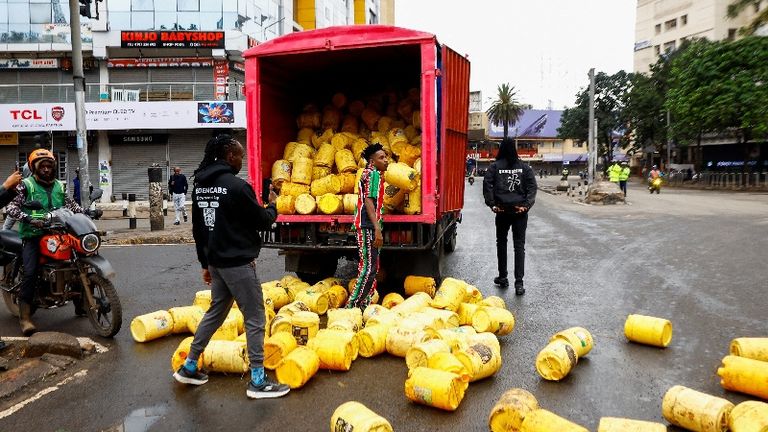 Kenya : quatre morts lors de manifestations contre la hausse des prix du carburant, les transports paralysés