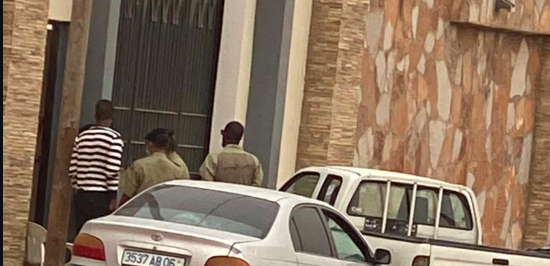 La police remet à l'ex-président Aziz l'ordre de son renvoi devant la justice