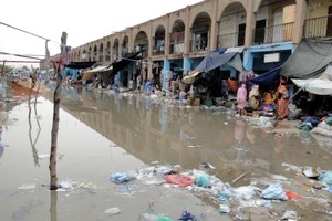 Circulation difficile à Nouakchott à cause des eaux de pluies 