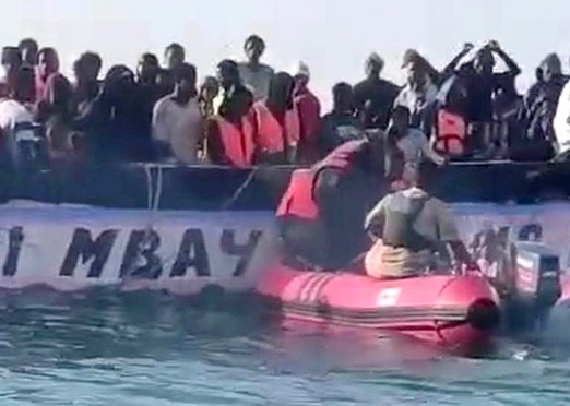 Plus de 250 migrants secourus à bord de deux bateaux au large de la Mauritanie