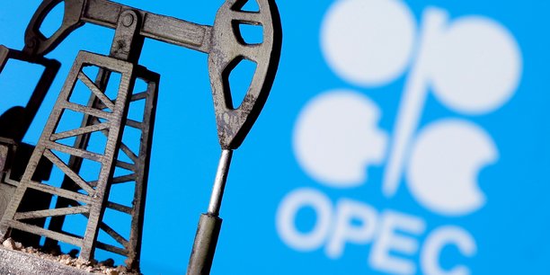 Les géants pétroliers du Golfe annoncent une réduction de leur production de pétrole, la Russie prolonge la sienne