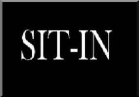 Aïoun : Les professeurs en sit-in devant la wilaya pour dénoncer 'l’injustice'. 