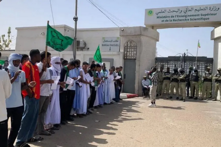 Des médecins diplômés des universités égyptiennes protestent contre leur retrait de la liste des médecins devant se spécialiser en Algérie