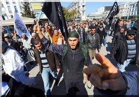 Tunisie: des milliers de manifestants pour la charia dans la constitution 